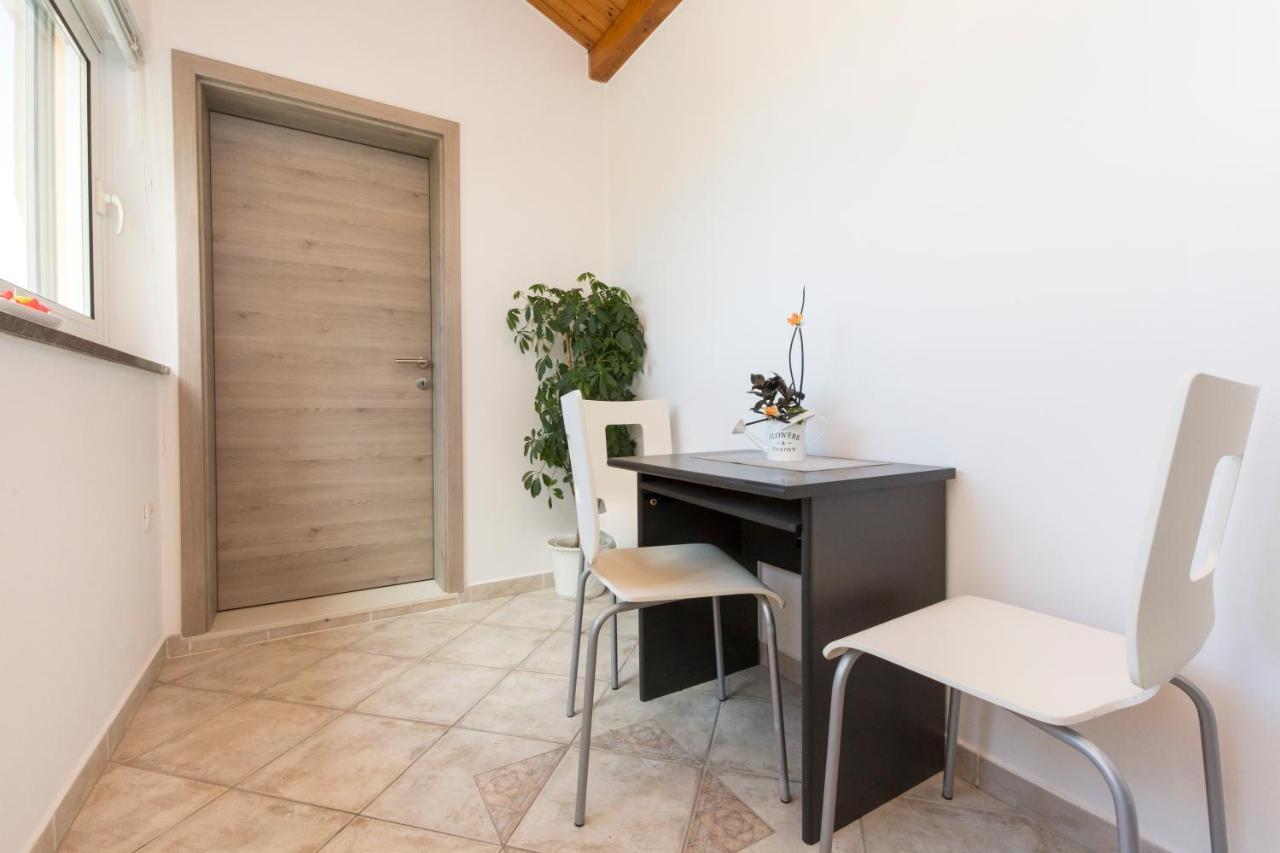 Apartment Am Koromačno Buitenkant foto
